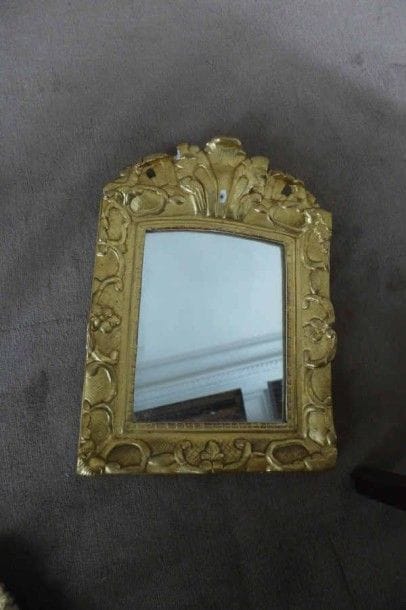 PETIT MIROIR en bois sculpté à décor de rinceaux...