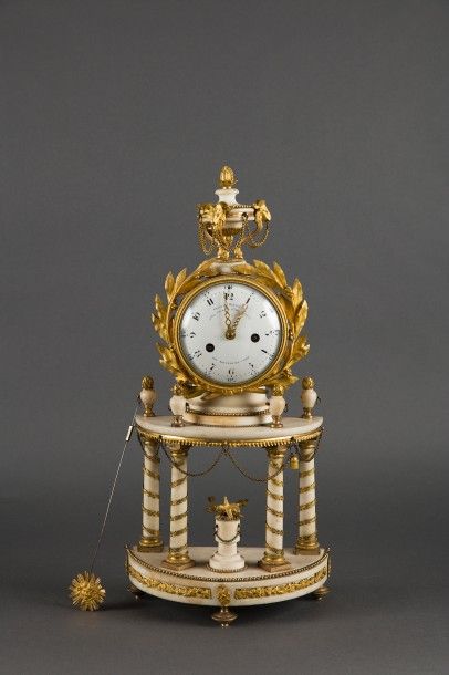 PENDULE PORTIQUE en marbre blanc et bronze...