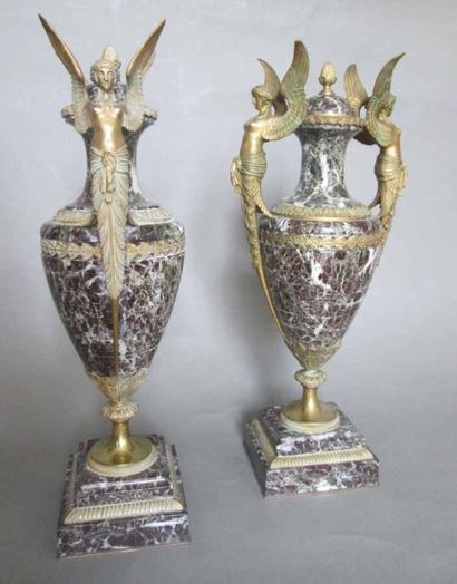PAIRE DE VASES de forme balustre en marbre...