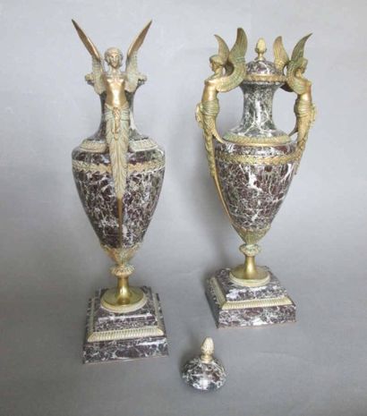 PAIRE DE VASES de forme balustre en marbre...