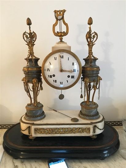 PENDULE PORTIQUE en marbre blanc et bronze...