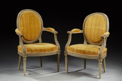 DEUX FAUTEUILS en bois laqué gris d'un modèle...