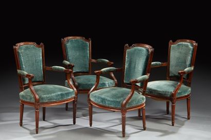 QUATRE FAUTEUILS en bois naturel sculpté...