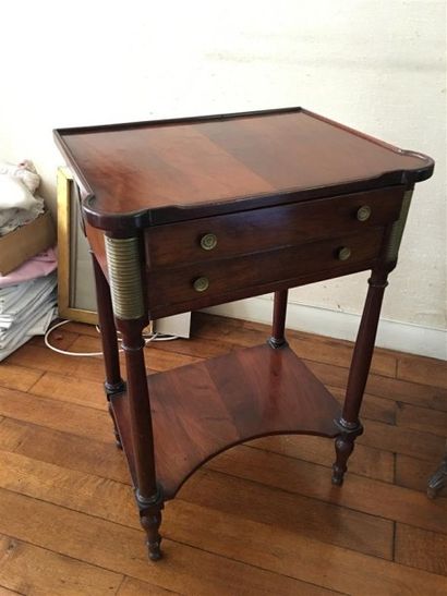 TABLE DE SALON ouvrant à deux tiroirs, les...