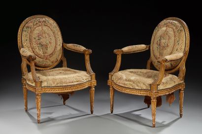 PAIRE DE FAUTEUILS à la reine en bois sculpté...
