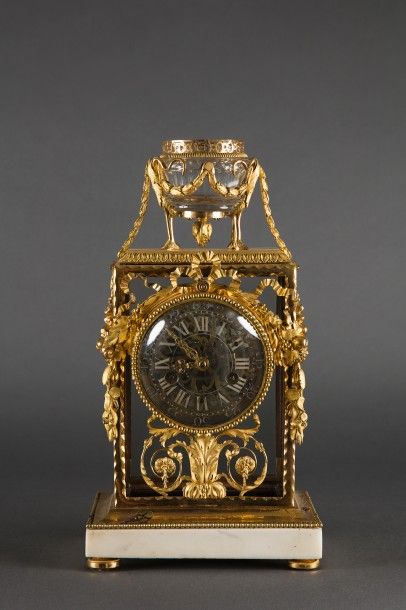 PENDULE SQUELETTE en bronze doré et verre,...