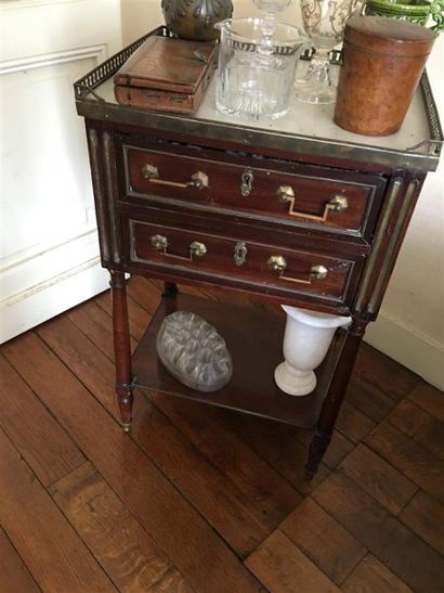 TABLE DE SALON en acajou et placage d'acajou,...