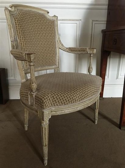 PAIRE DE FAUTEUILS en bois laqué blanc sculpté...