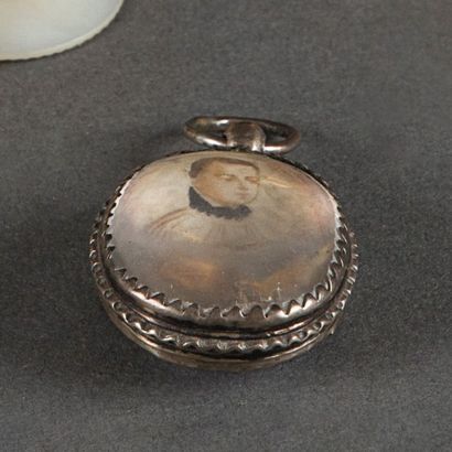 PENDENTIF RELIQUAIRE ovoïde, la monture en...