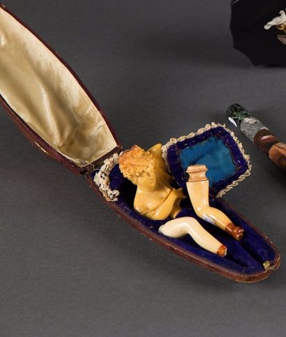 PIPE ET SON ÉTUI représentant une femme en...