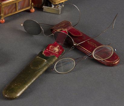DEUX ÉTUIS À LUNETTES en maroquin rouge et...