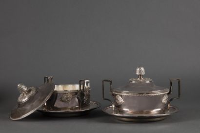 PAIRE DE LÉGUMIERS COUVERTS ET LEUR PRÉSENTOIR...