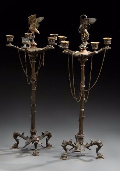 PAIRE DE CANDÉLABRES en bronze patiné à cinq...