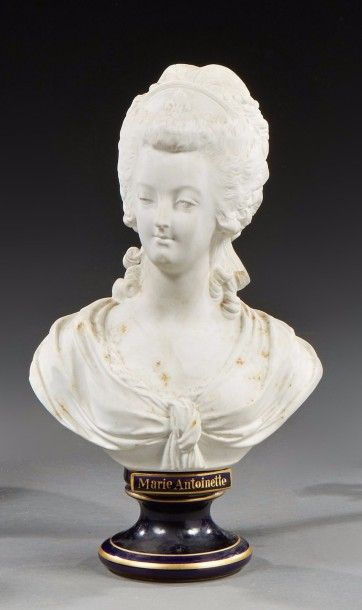 BUSTE DE MARIE-ANTOINETTE en biscuit, base...
