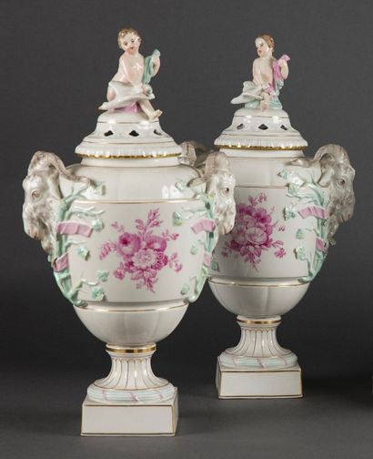 BERLIN

Paire de brûle-parfum en porcelaine...