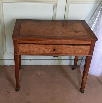 PETITE TABLE DE BUREAU en placage de loupe...