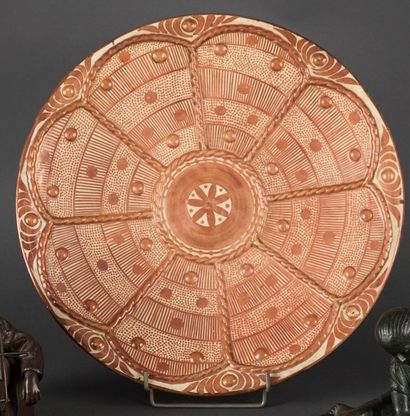 GRAND PLAT en faïence à décor en émail métallique...