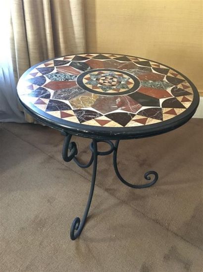 PETITE TABLE BASSE ronde à piétement tripode...