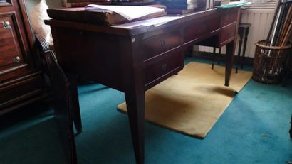 BUREAU plat en placage d'acajou ouvrant à...
