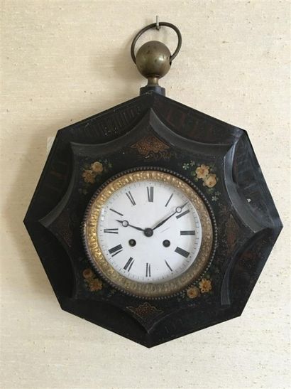 PENDULE en tôle peinte sur fond noir à décor...