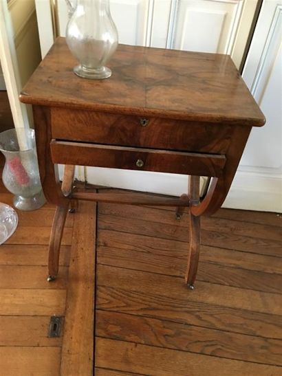 TABLE TRAVAILLEUSE en placage de loupe d'orme...