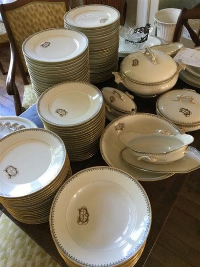 SERVICE en porcelaine comprenant: quarantesix...