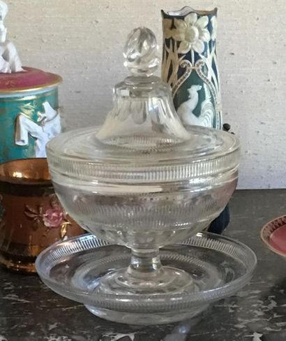 DRAGEOIR COUVERT en cristal et une SOUCOUPE.
XIXe...