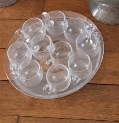 DIX TASSES À PUNCH ET SON PLATEAU en cristal.
Hauteur:...