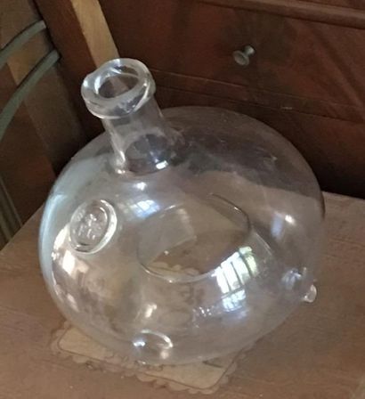 VASE TUE-MOUCHES en verre soufé.
Hauteur:...