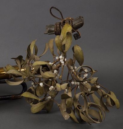 LUSTRE en bronze imitant une boule de gui...