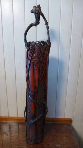 LONG VASE vannerie et racines.
Travail japonais...