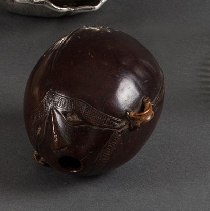 POIRE À POUDRE en noix de coco à décor sculpté...