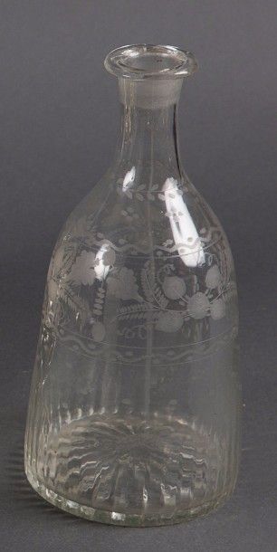 CARAFE en verre soufé et gravé d'un décor...