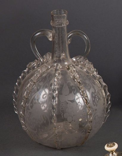 CARAFE en verre soufé et gravé de raisins...
