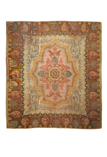 TAPIS dit «savonnerie» à velours ras à décors...