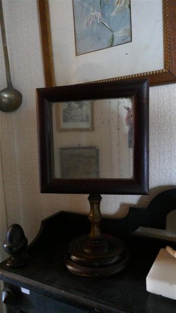 MIROIR DE TABLE dit «psyché» en bois laqué,...