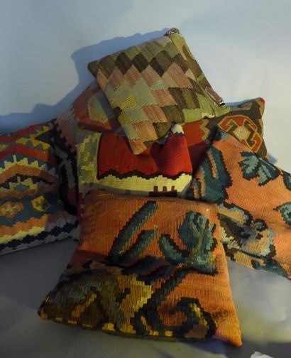 SEPT COUSSINS kilim à décors stylisés