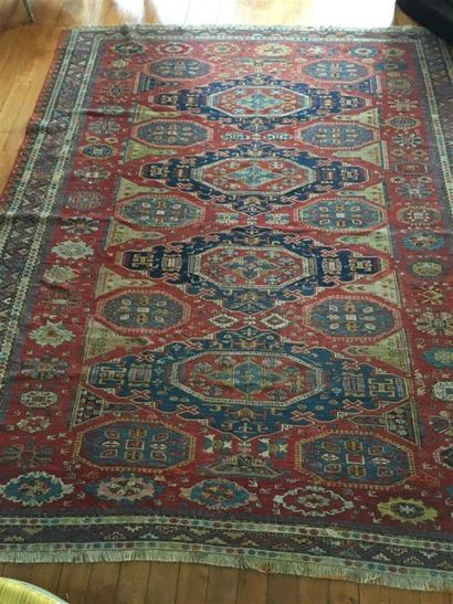 TAPIS Kilim à fond rouge à décor stylisé...