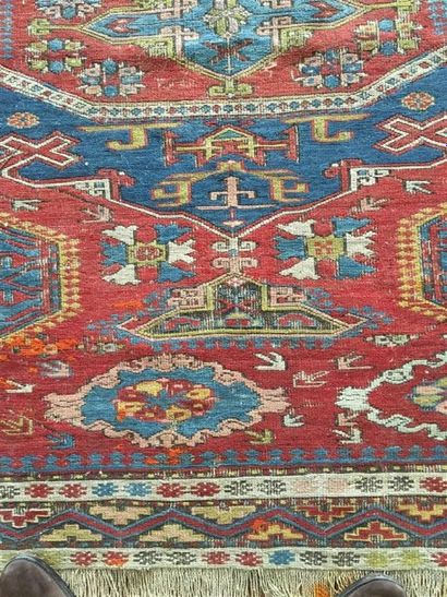 TAPIS Kilim à fond rouge à décor stylisé...