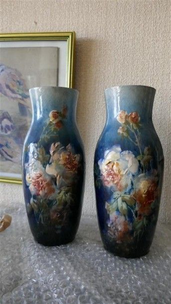 MONTIGNY-SUR-LOING

Paire de vases en faïence...