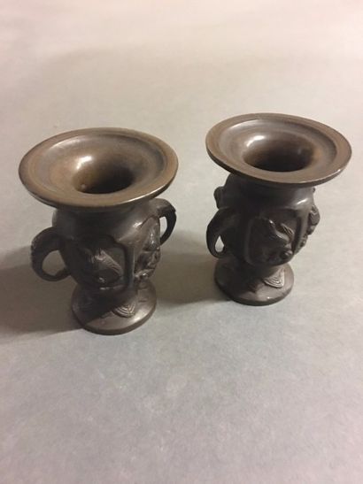 DEUX PETITS VASES en bronze patiné à décor...