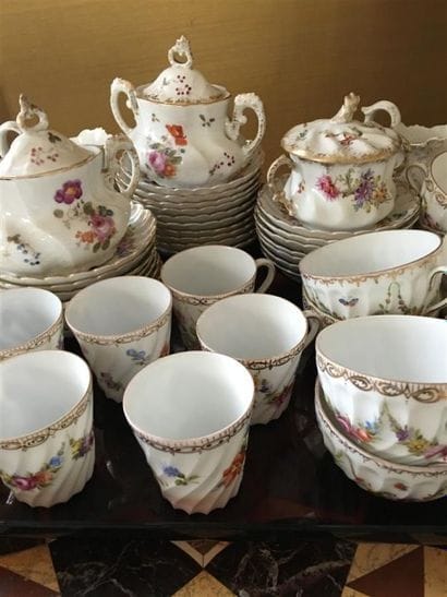 PARTIE DE SERVICE À THÉ en porcelaine comprenant:...