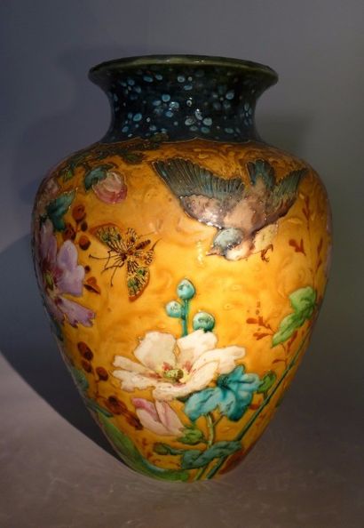 ANGLETERRE, MINTON
Vase de forme ovoïde à...