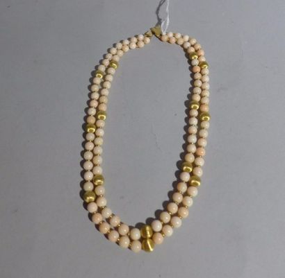 COLLIER double rangs constitué de perles...