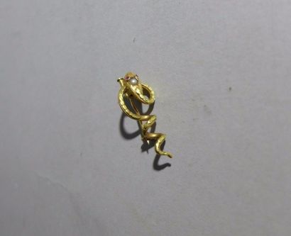 BROCHE formant serre-sautoir en or jaune...