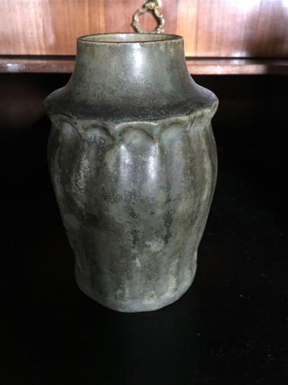 VASE en grès émaillé vert.
Vers 1900.
Hauteur:...