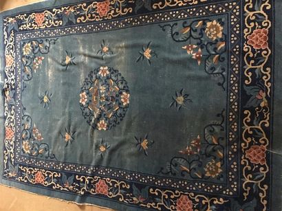 TAPIS chinois à fond bleu.
Vers 1930.
Hauteur:...