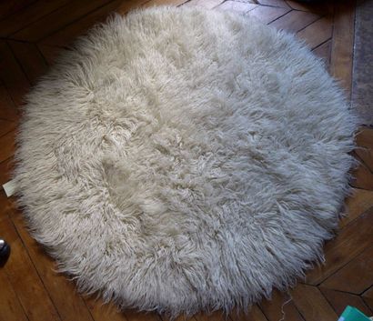 TAPIS rond en laine beige à longs poils.
Diamètre:...