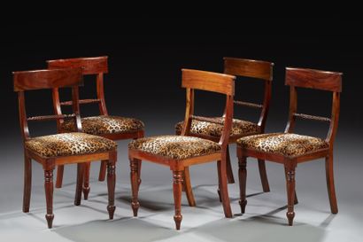 SUITE DE CINQ CHAISES en acajou et placage...