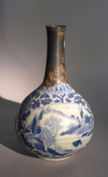 VASE en porcelaine de Chine à décor blanc...